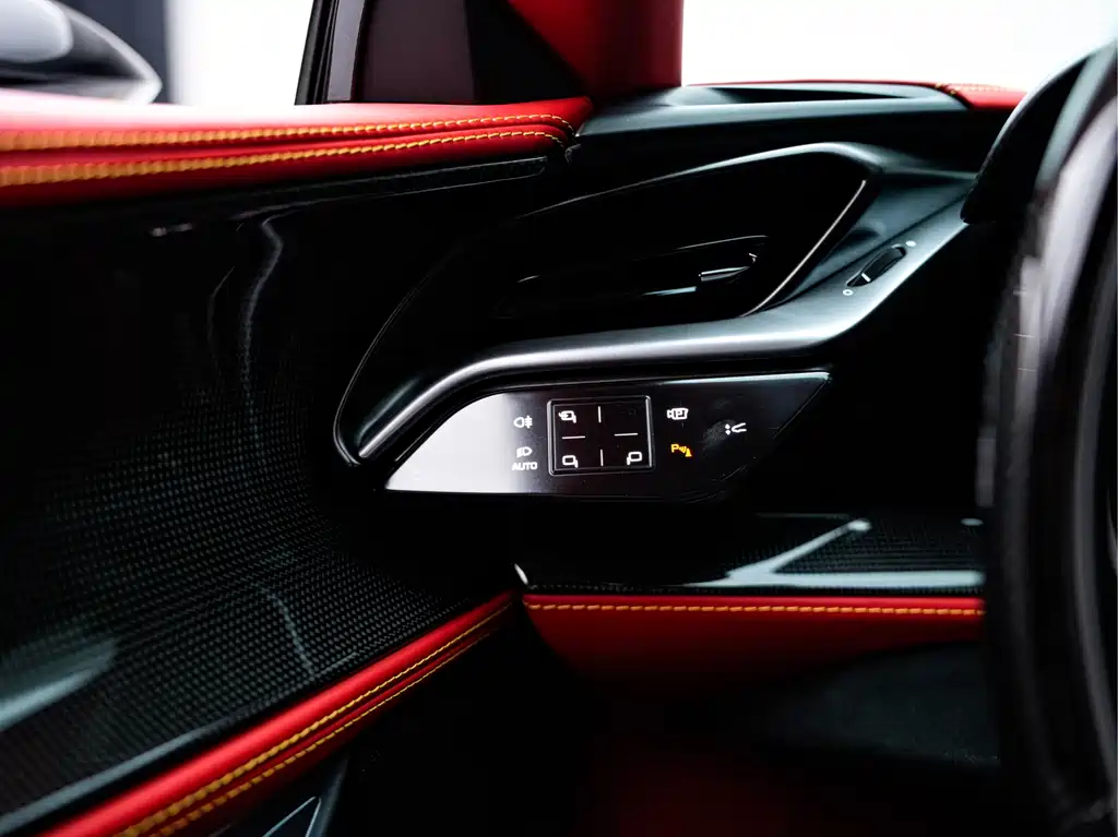 SF90 2020 3.9T V8 Stradale купить на сайте DeffCars