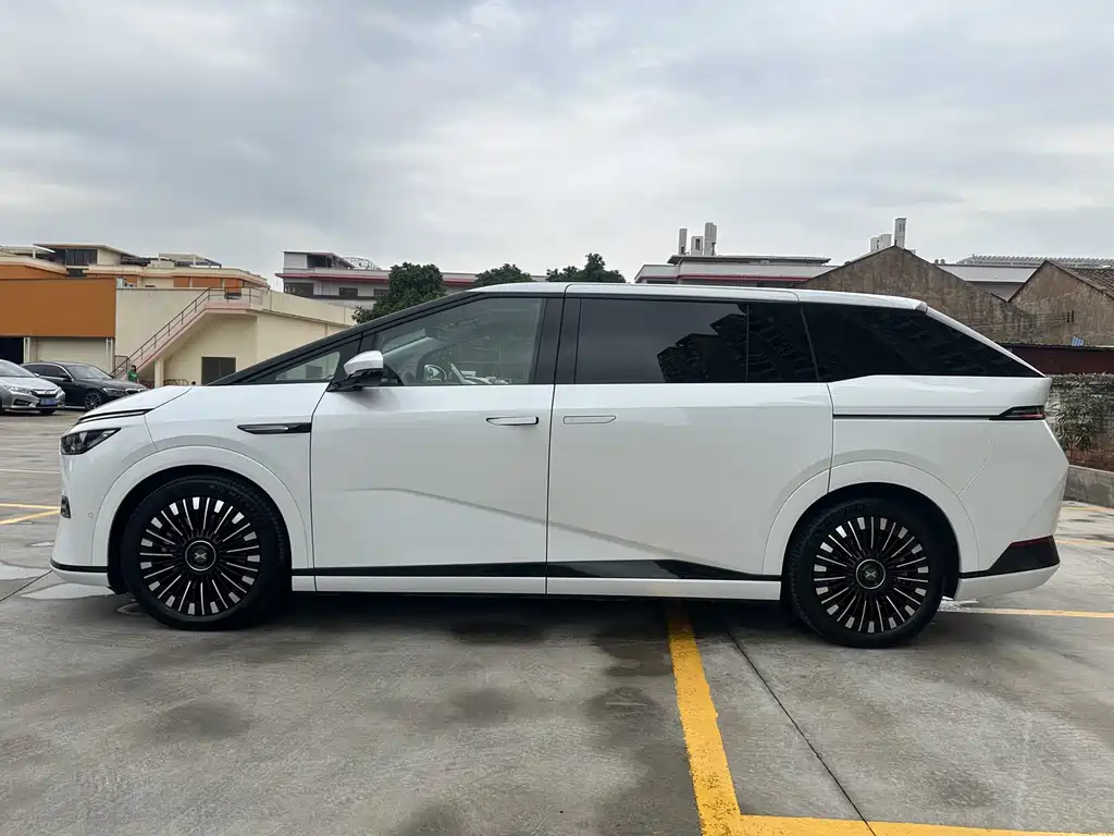 Xpeng X9 2025 pure electric 740 long battery life Max купить на сайте DeffCars