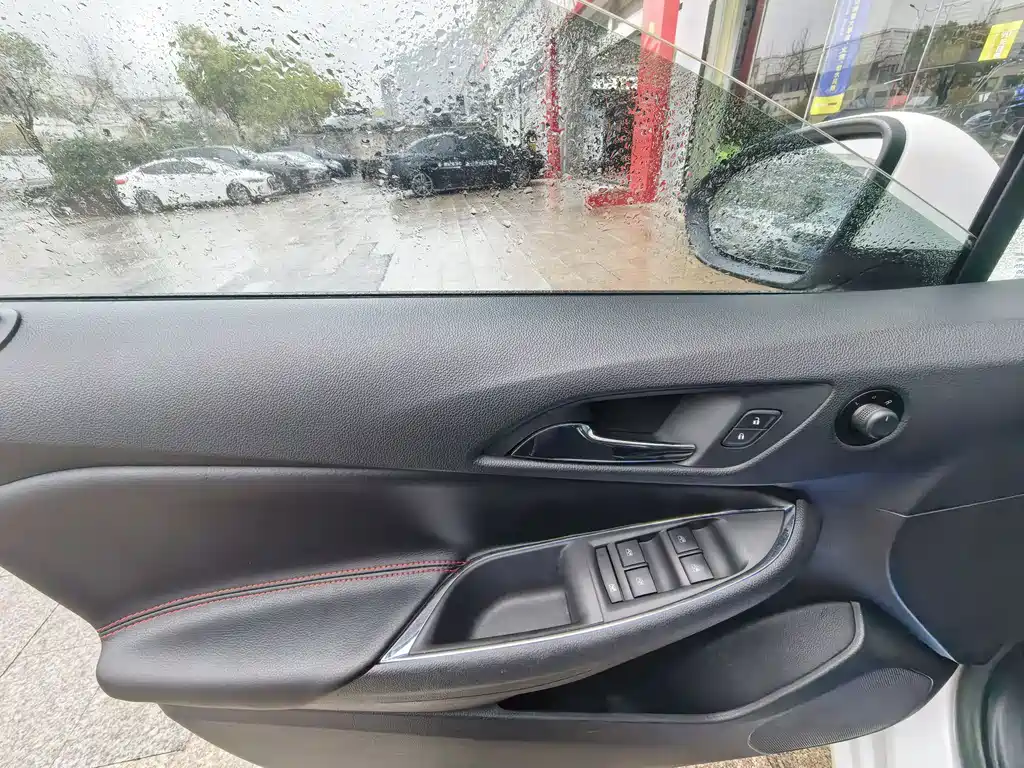 Cruze 2017 1.5L Automatic Pioneer Sunroof Edition купить на сайте DeffCars