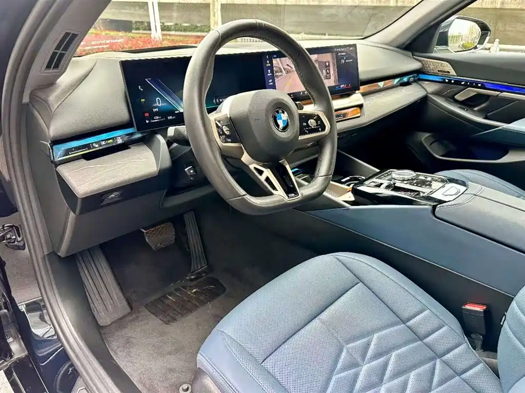 BMW 5 Series 2025 530Li Exclusive M Sports Package купить на сайте DeffCars