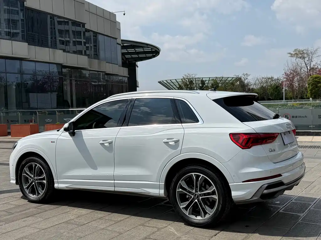 Audi Q3 2022 40 TFSI Fashionable and Dynamic купить на сайте DeffCars