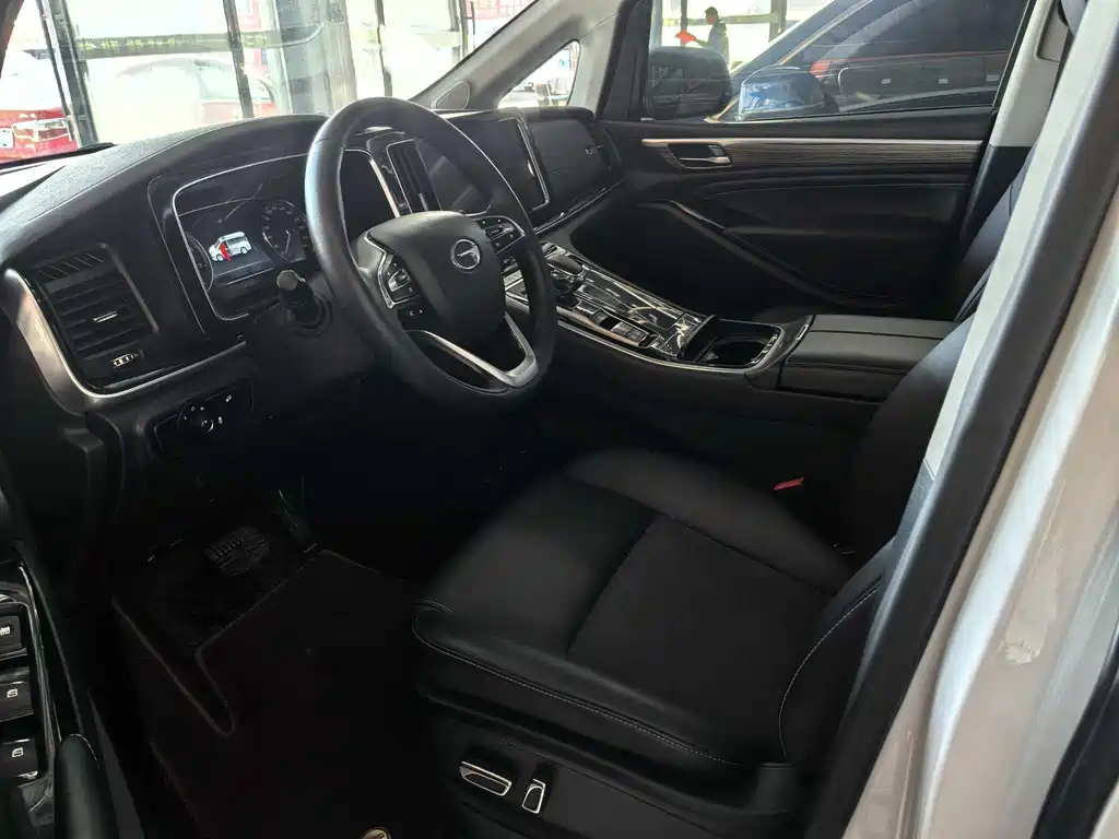 M8 2023 Leadership Series 390T Deluxe Edition купить на сайте DeffCars