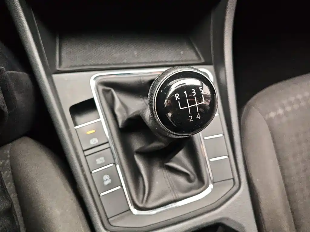 Bora 2021 1.5L manual fashion smart connected version купить на сайте DeffCars