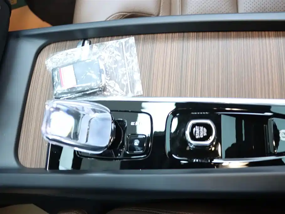 Volvo XC60 2025 B5 four-wheel drive Zhiyuan luxury version купить на сайте DeffCars