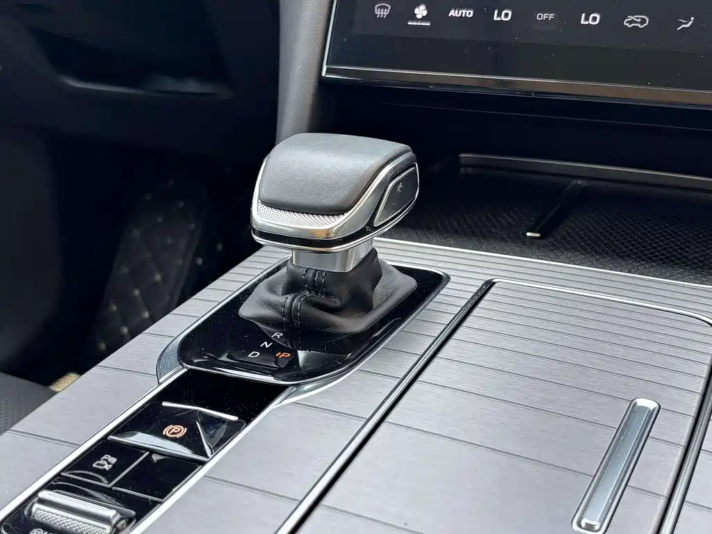 Hongqi HS7 PHEV 2024 2.0T PHEV four-wheel drive Qichang version 6 seats купить на сайте DeffCars