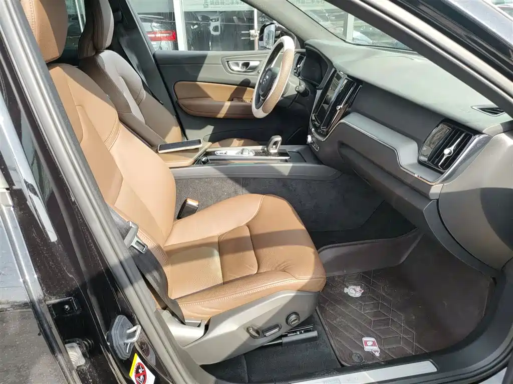 Volvo XC60 2025 B5 four-wheel drive Zhiyi Luxury Edition купить на сайте DeffCars