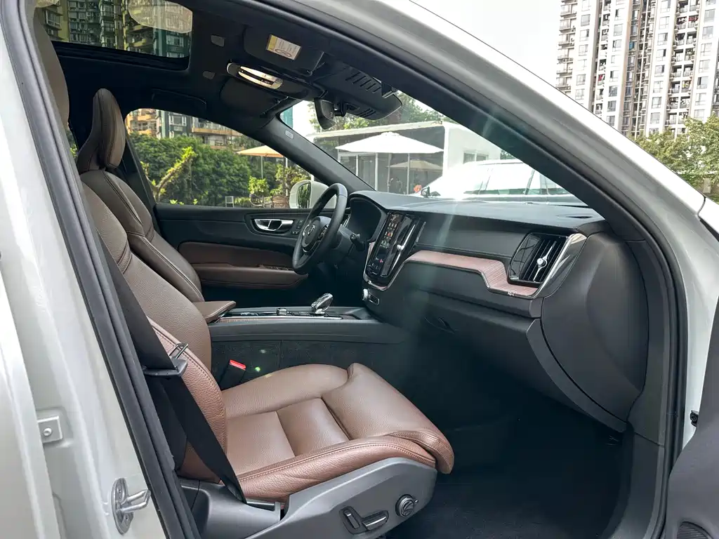 Volvo XC60 2024 B5 four-wheel drive Zhiyuan Deluxe Edition купить на сайте DeffCars
