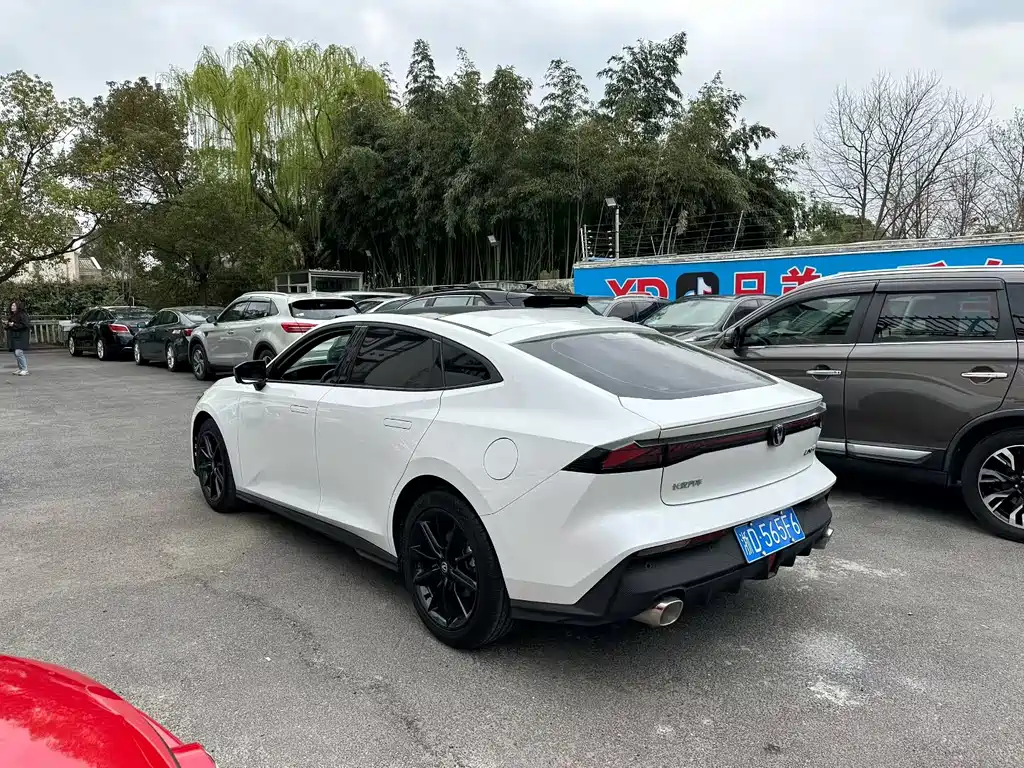 Changan UNI-V 2024 1.5T premium model купить на сайте DeffCars