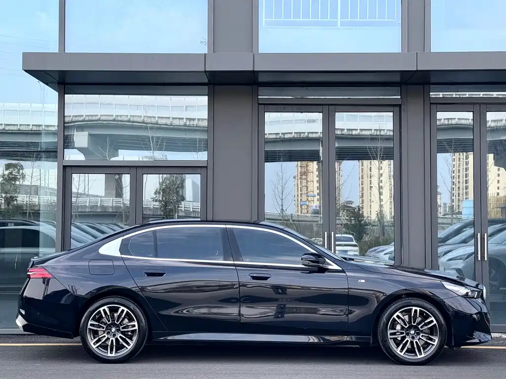 BMW 5 Series 2024 530Li Leading M Sports Package купить на сайте DeffCars
