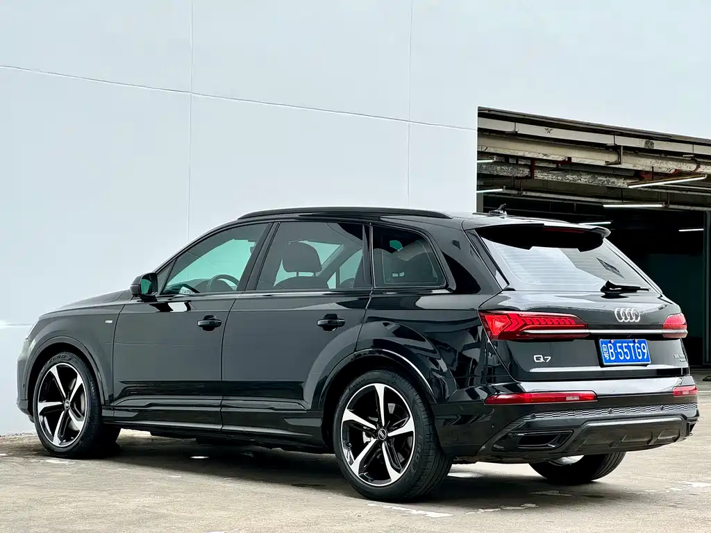 Audi Q7 2023 55 TFSI quattro S line sports version купить на сайте DeffCars