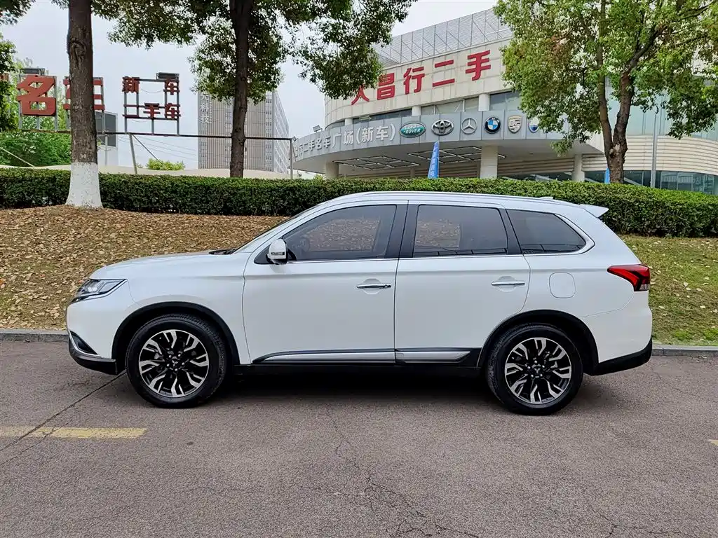Outlander 2019 2.4L four-wheel drive exclusive version, 7 seats, National V купить на сайте DeffCars