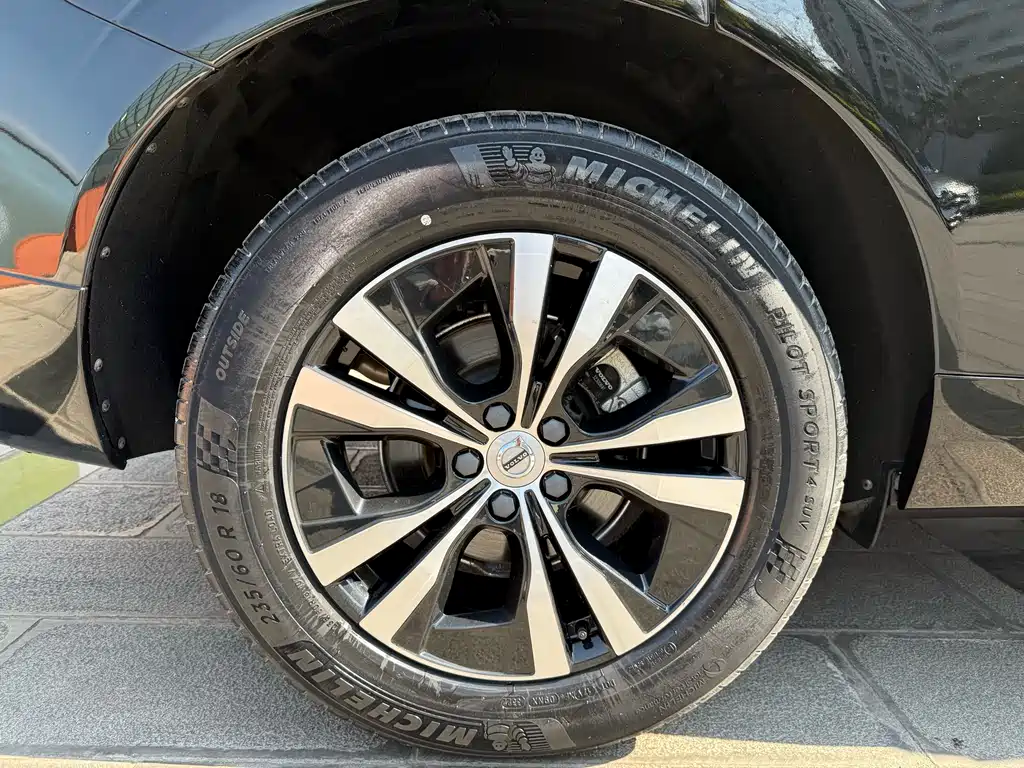 Volvo XC60 2023 B5 four-wheel drive Zhiyi Luxury Edition купить на сайте DeffCars