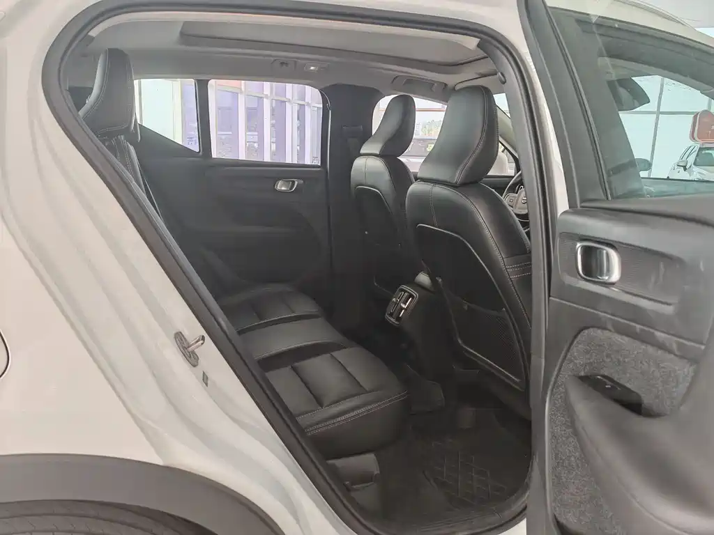 Volvo XC40 2025 B4 four-wheel drive Zhiyuan luxury version купить на сайте DeffCars