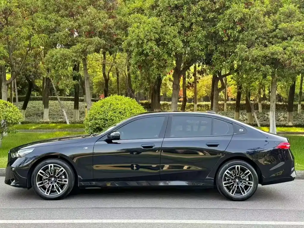BMW 5 Series 2025 525Li M Sports Package купить на сайте DeffCars