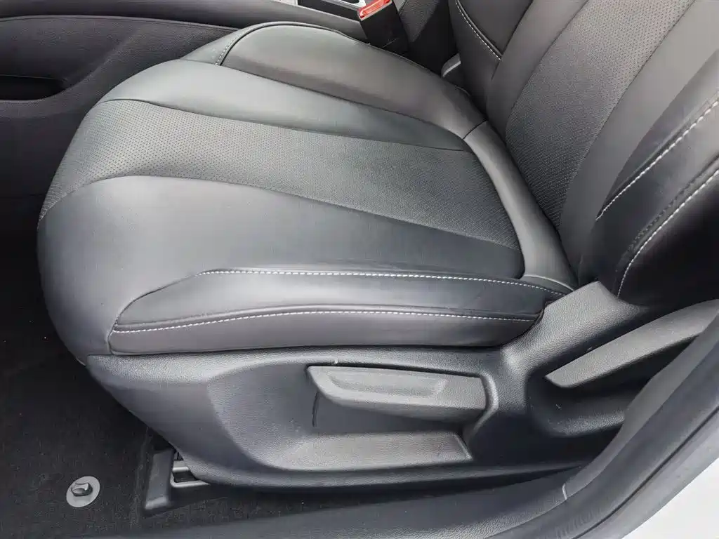 Roewe i5 2020 1.5L automatic 4G Internet leading flagship version купить на сайте DeffCars