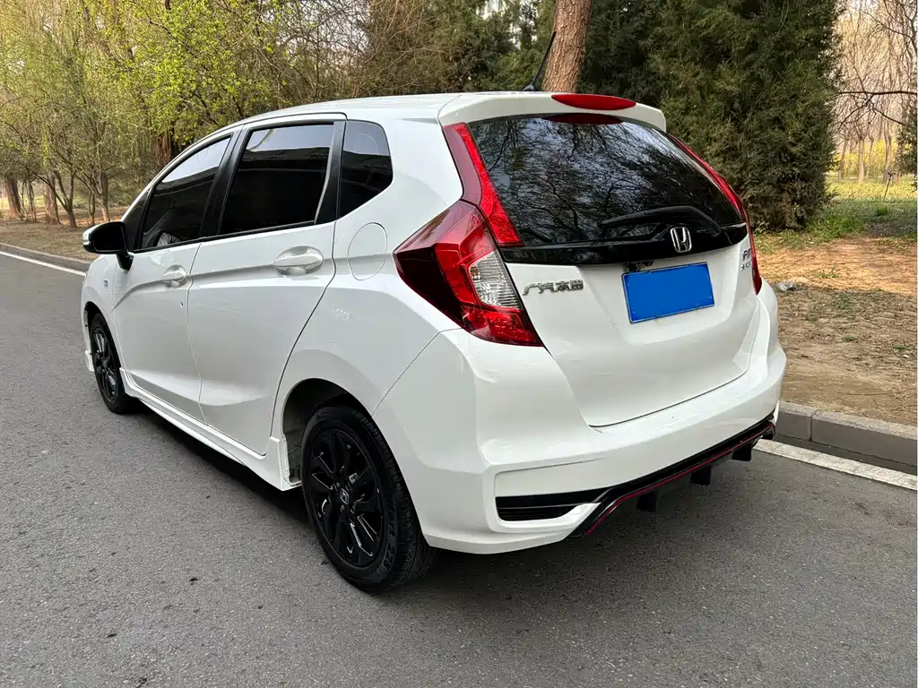 Fit 2018 1.5L CVT Fashion Edition купить на сайте DeffCars