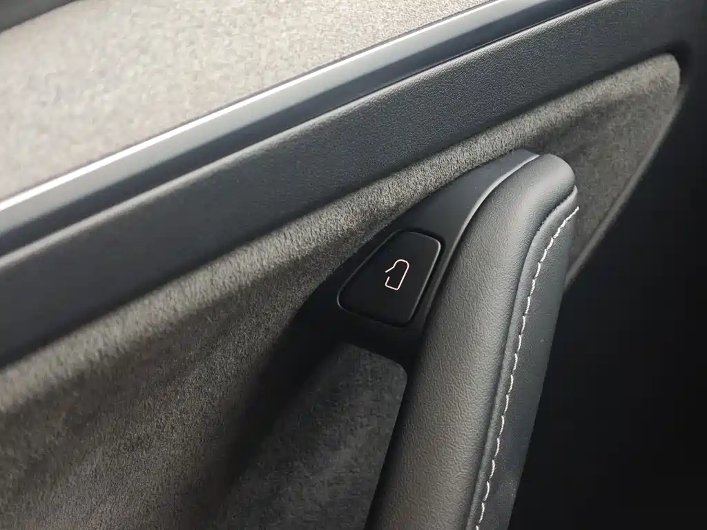 Model Y 2023 long-range all-wheel drive version купить на сайте DeffCars