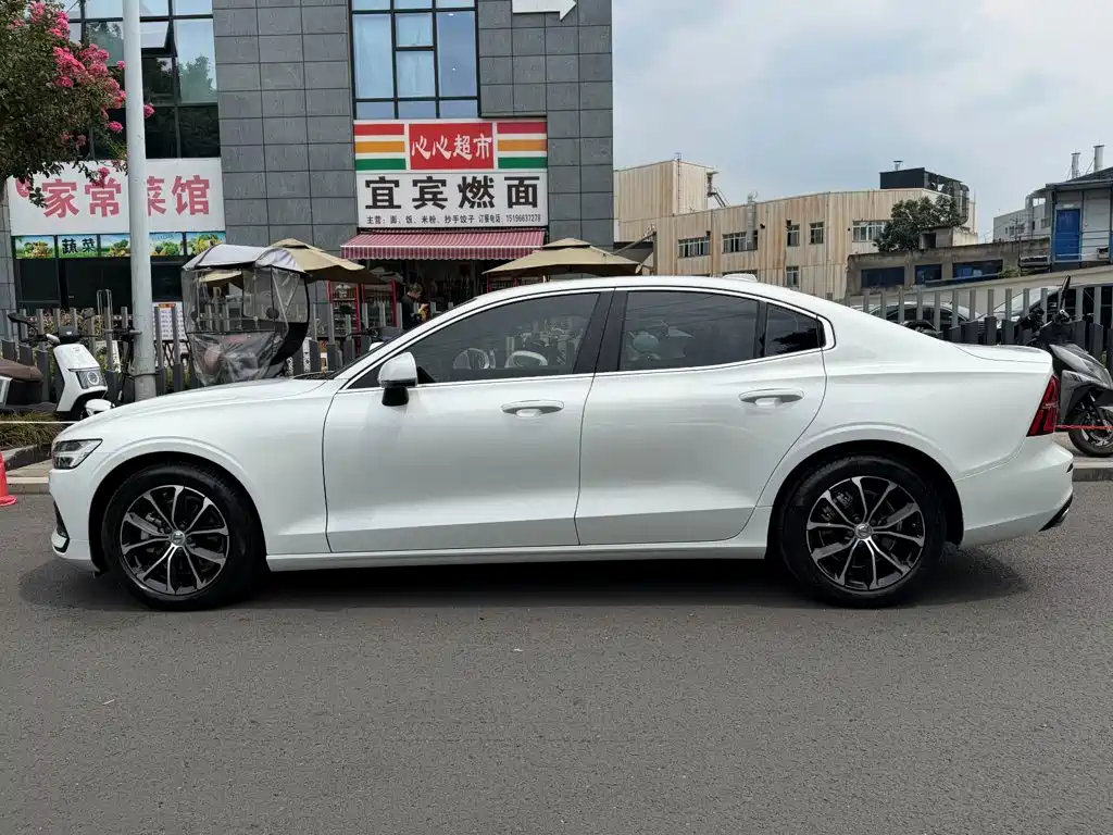 Volvo S60 2022 B4 Zhiyi Deluxe Edition купить на сайте DeffCars