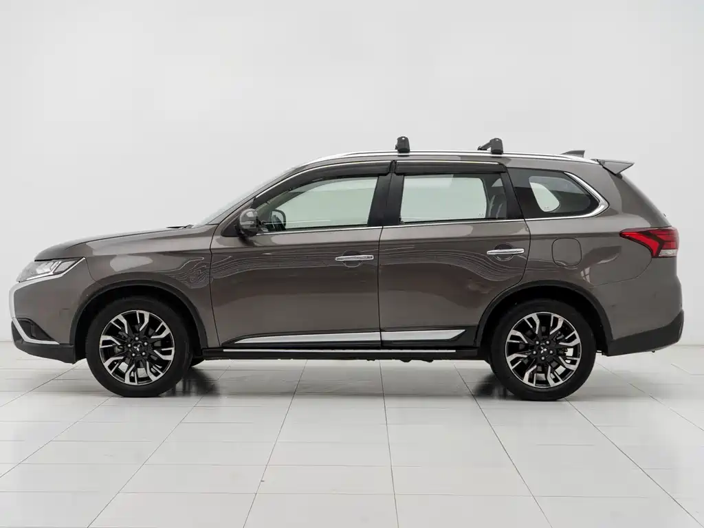 Outlander 2019 2.4L four-wheel drive exclusive version, 7 seats, National VI купить на сайте DeffCars