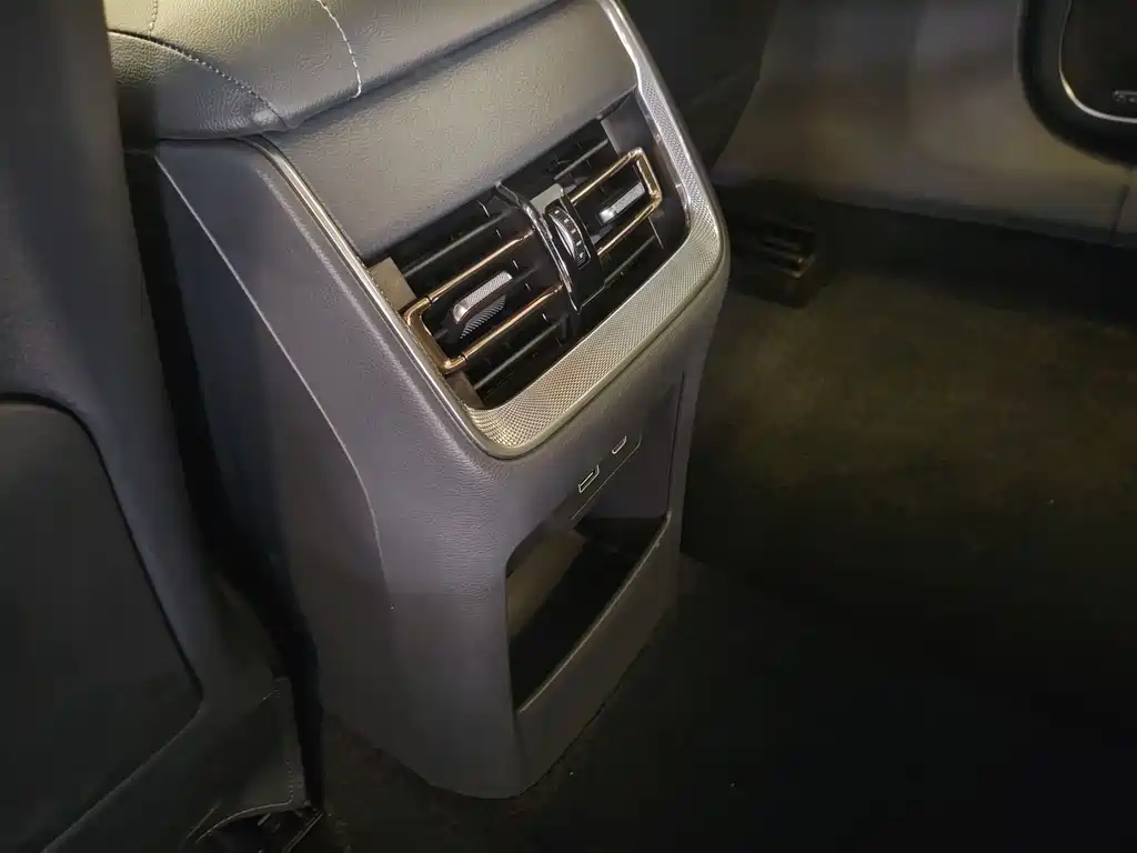 Hongqi H5 2024 1.5T HEV Zhilian Qichang Edition купить на сайте DeffCars
