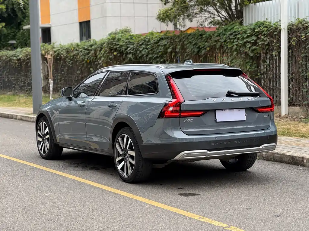 Volvo V90 2023 Cross Country B5 AWD Smart Edition купить на сайте DeffCars