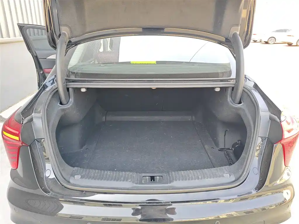 Hongqi H5 2024 1.5T DCT Zhilian Qiyun Edition купить на сайте DeffCars