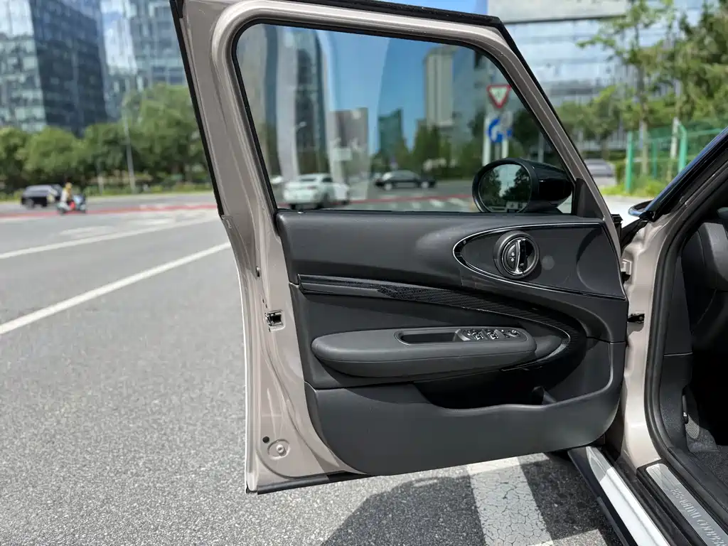 MINI CLUBMAN 2023 facelift 2.0T COOPER S Connoisseur купить на сайте DeffCars