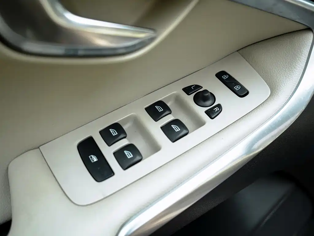 Volvo V40 2015 1.6T Zhiyi Edition купить на сайте DeffCars