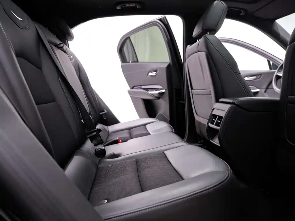 Cadillac XT4 2022 28T two-wheel drive fashion model купить на сайте DeffCars