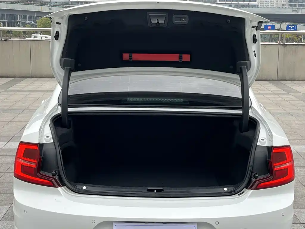 Volvo S90 2020 T5 Zhiyi Luxury Edition купить на сайте DeffCars