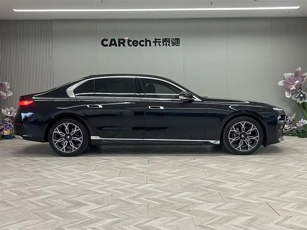 BMW 7 Series 2023 735Li Luxury Package купить на сайте DeffCars