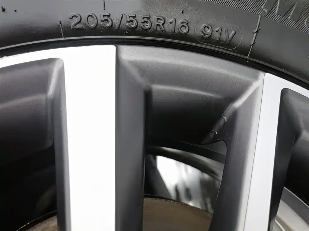 Emgrand 2019 Leading Edition 1.5L CVT upward interconnection type National VI купить на сайте DeffCars