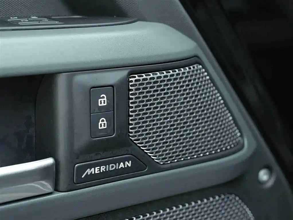 Land Rover Defender 2024 110 3.0T P400 X-DYNAMIC HSE купить на сайте DeffCars