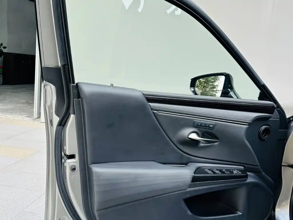 Lexus ES 2020 300h Exclusive Edition купить на сайте DeffCars