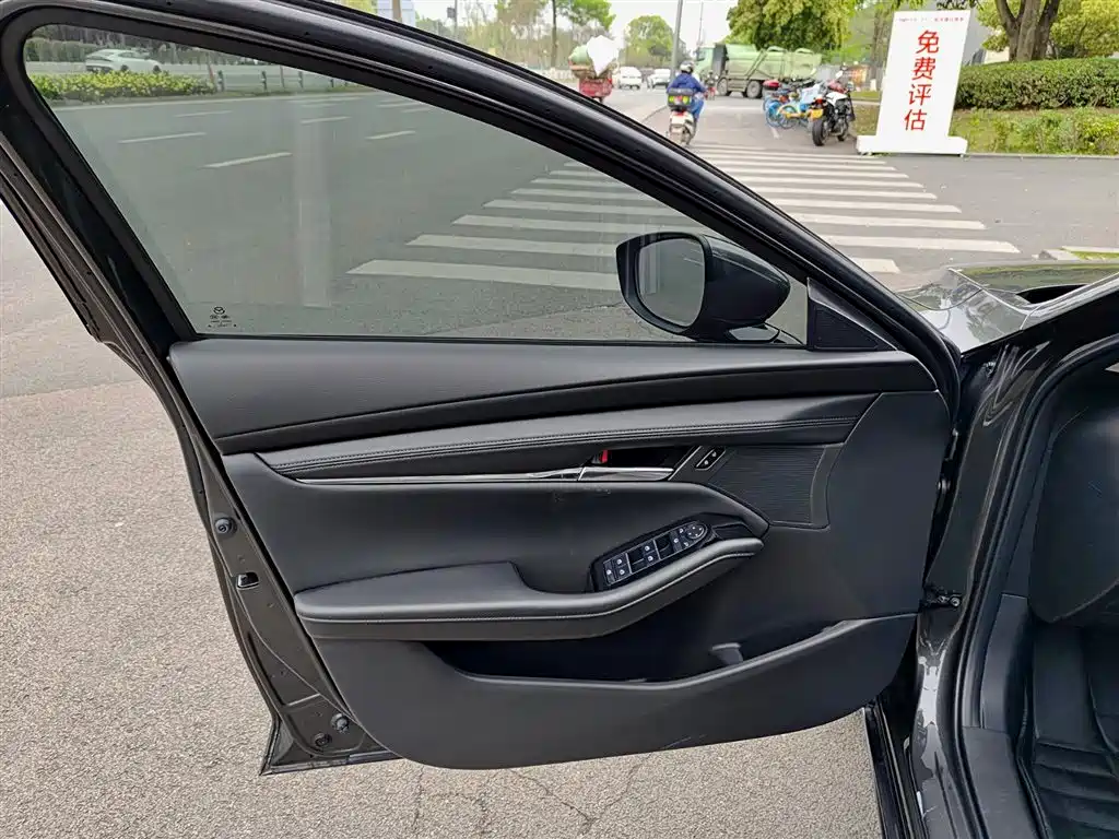Mazda3 Angkesela 2023 2.0L Automatic Premium Edition купить на сайте DeffCars