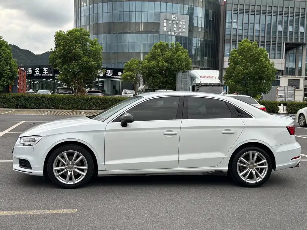 Audi A3 2018 30th Anniversary Limousine 35 TFSI Fashion купить на сайте DeffCars