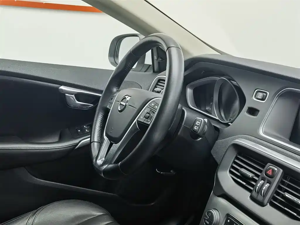 Volvo V40 2017 T4 Zhiya Edition купить на сайте DeffCars