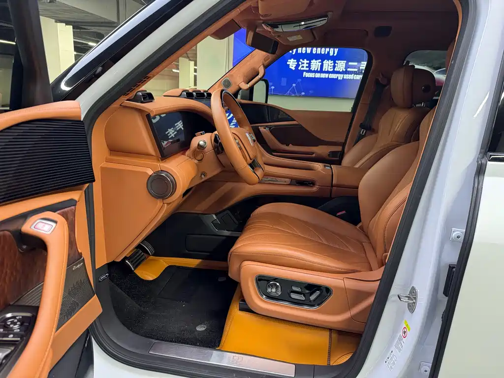 Looking up at U8 2023 Deluxe Edition купить на сайте DeffCars