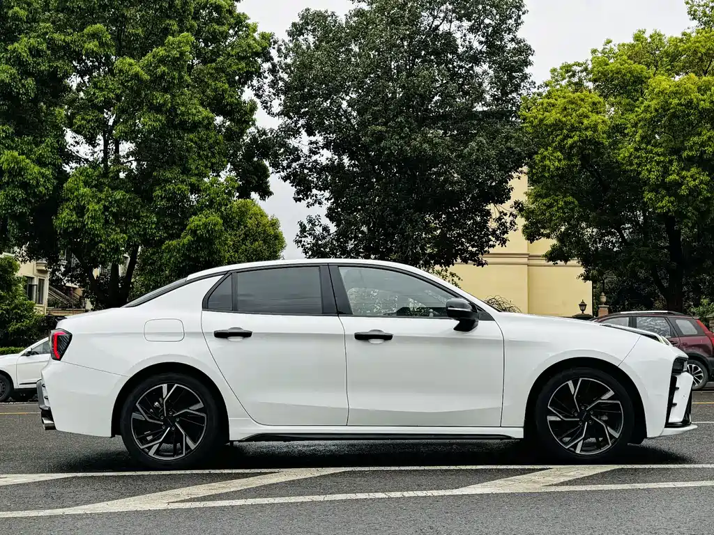Lynk & Co 03 2023 1.5TD DCT Pro купить на сайте DeffCars