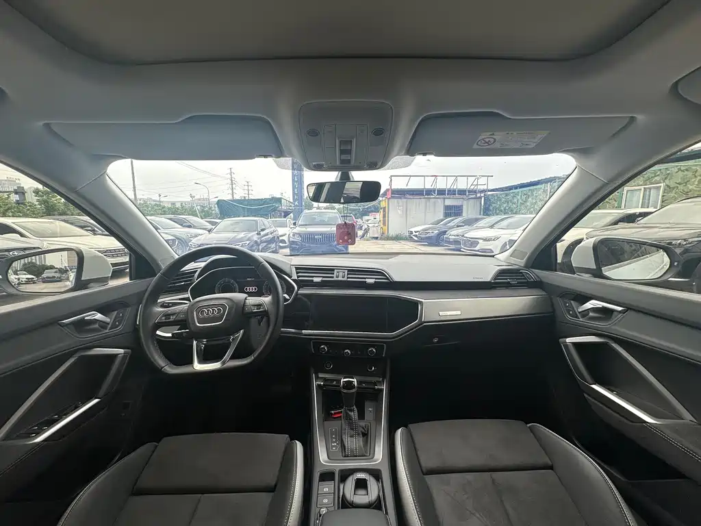 Audi Q3 2023 35 TFSI Fashionable and Dynamic (1.4T) купить на сайте DeffCars