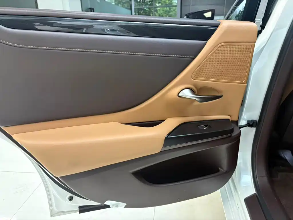 Lexus ES 2020 200 Excellence Edition купить на сайте DeffCars