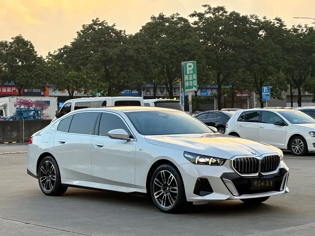 BMW 5 Series 2025 530Li Leading M Sports Package купить на сайте DeffCars