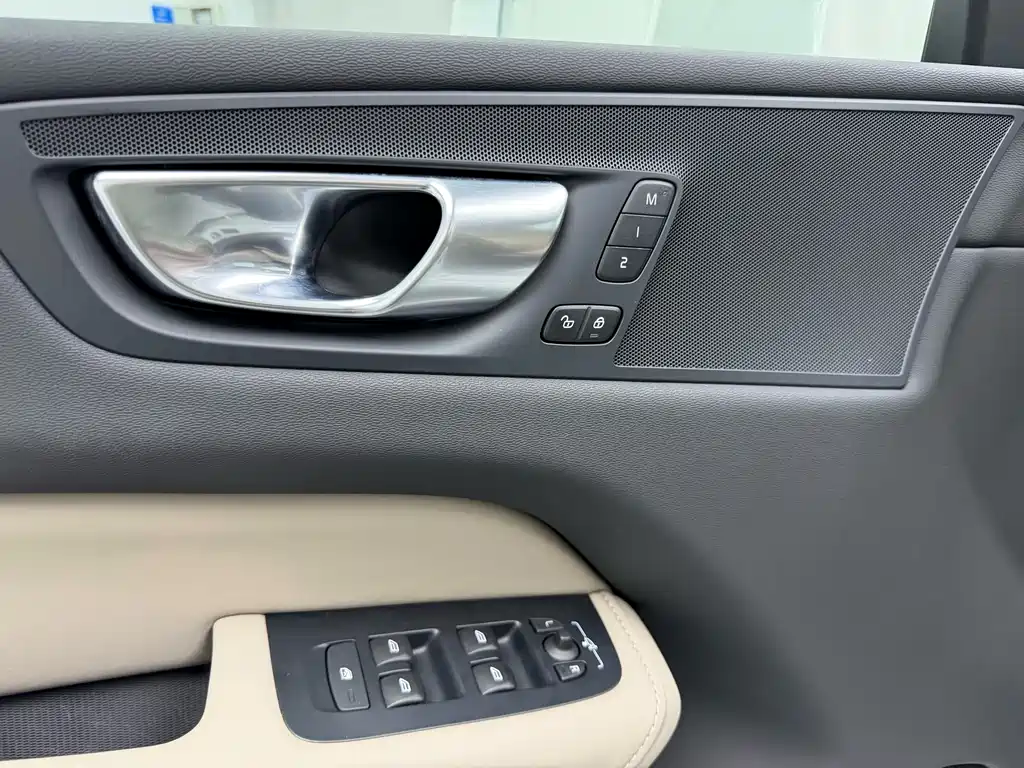Volvo XC60 2026 B5 four-wheel drive Zhiyi Luxury Edition купить на сайте DeffCars