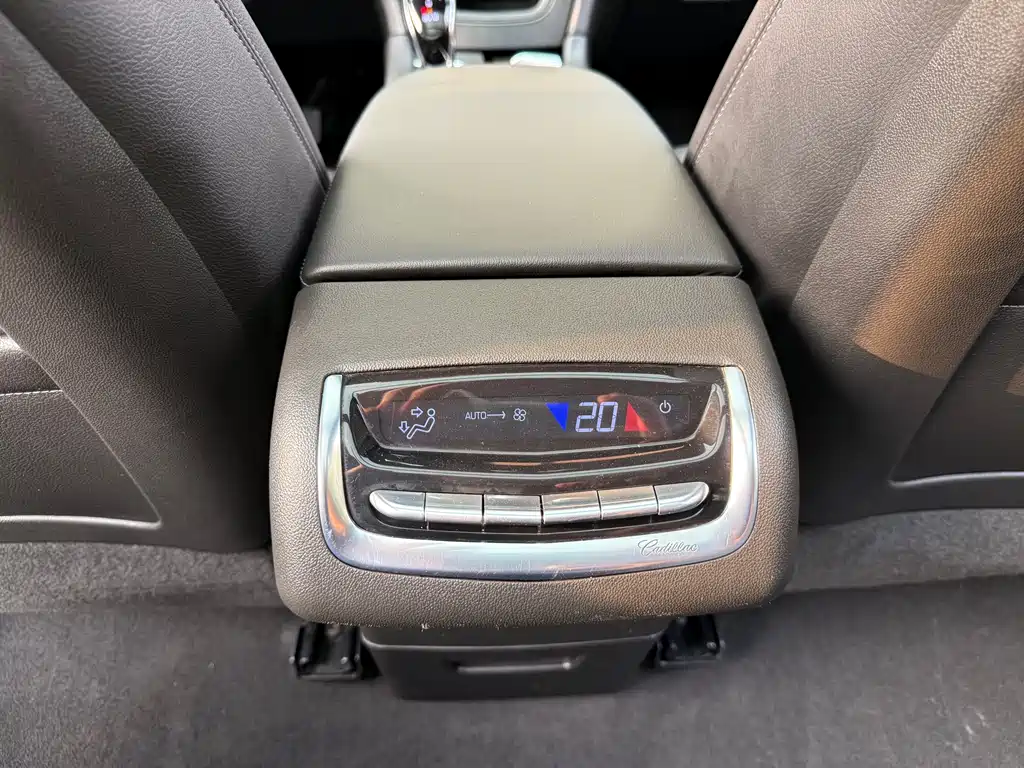 Cadillac XT6 2022 2.0T six-seat two-wheel drive luxury model купить на сайте DeffCars