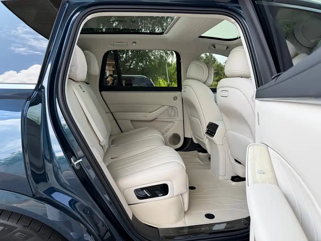 Wenjie M8 2025 extended range Ultra version 53.4kWh 5-seater version 192-line lidar) купить на сайте DeffCars