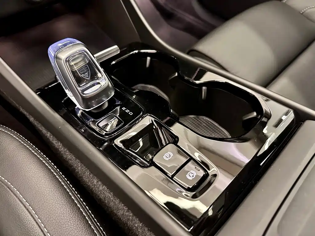 Volvo XC40 2025 B4 four-wheel drive Zhiyuan luxury version купить на сайте DeffCars