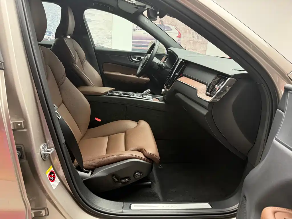 Volvo XC60 2025 B5 four-wheel drive Zhiyuan luxury version купить на сайте DeffCars