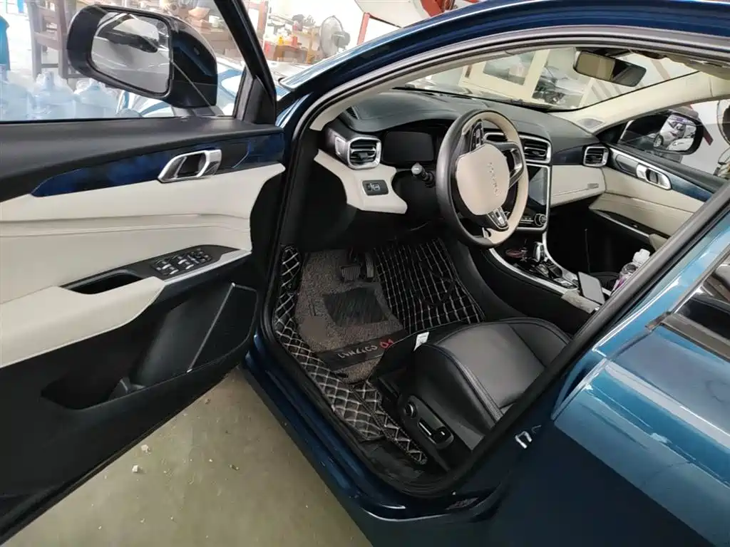 Lynk & Co 01 2017 2.0T 2WD Yao Pro Edition купить на сайте DeffCars
