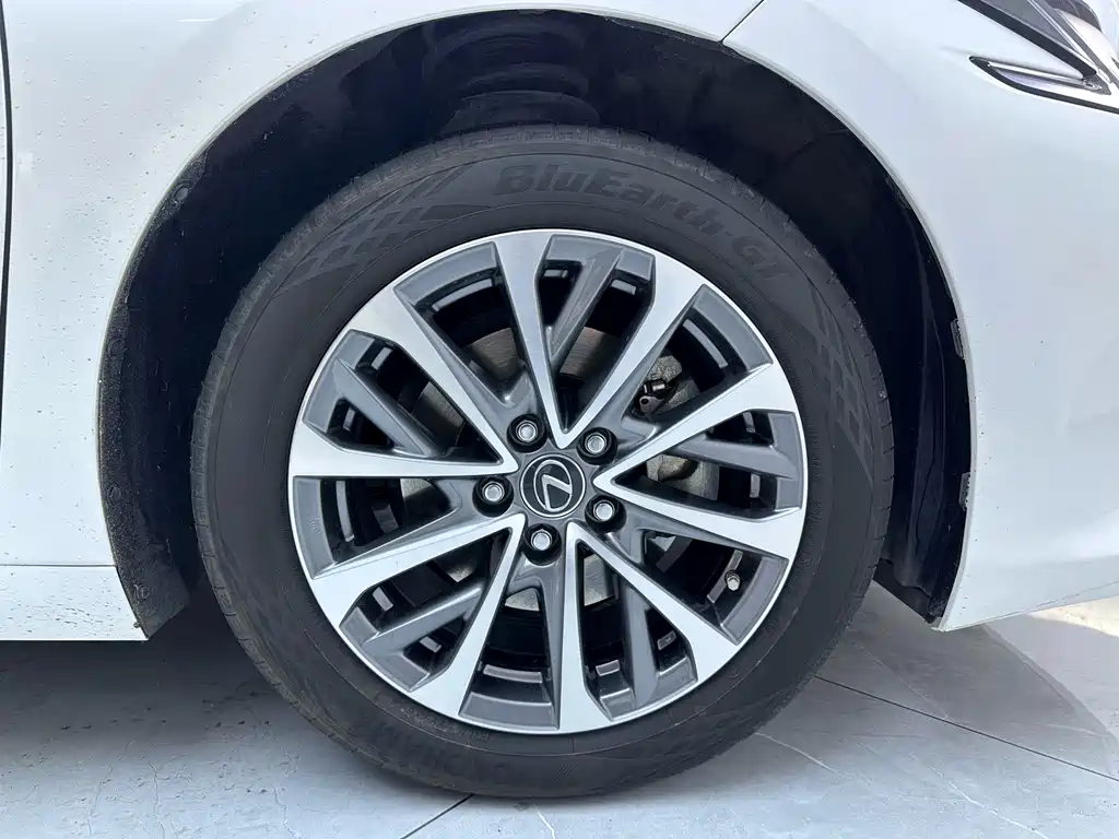 Lexus ES 2025 200 Premium Edition купить на сайте DeffCars