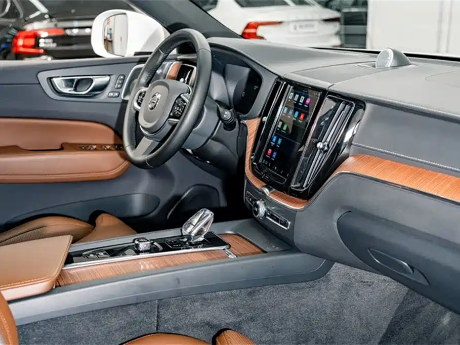 Volvo XC60 plug-in hybrid 2025 plug-in hybrid long-range four-wheel drive Zhiya luxury version купить на сайте DeffCars